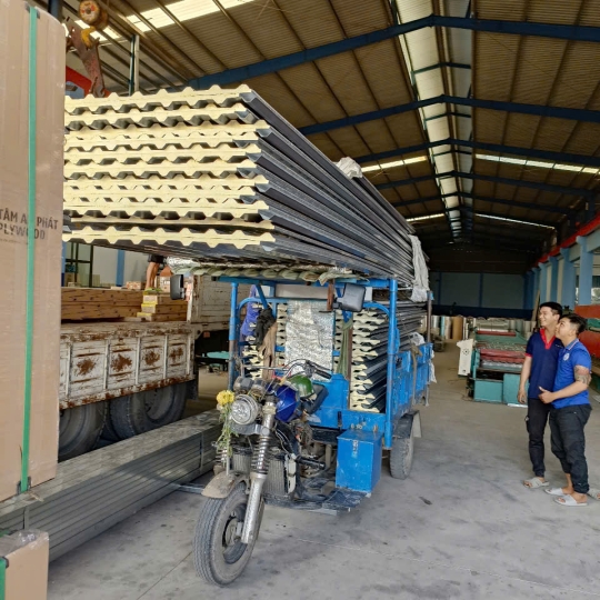 tôn màu  ép mốt .